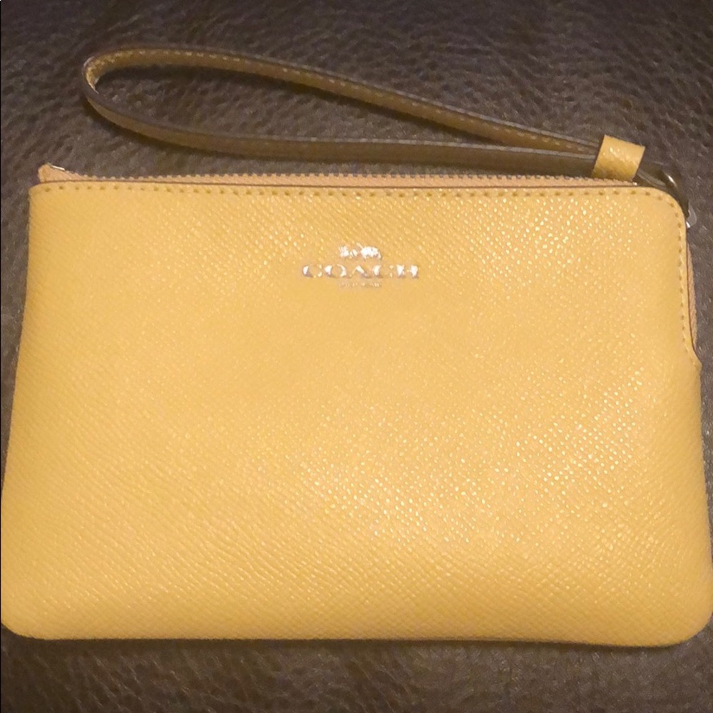 COACH YELLOW COIN ZIP. Brand new